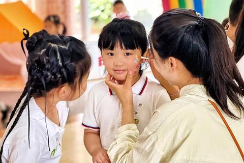 童颜印记：幼趣时光里的成长笑脸珍藏