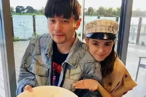 周杰伦与昆凌育有三孩：两女一子家庭幸福