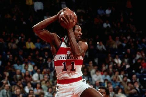 铁人埃尔文·海耶斯：大E的NBA传奇与篮板王之路