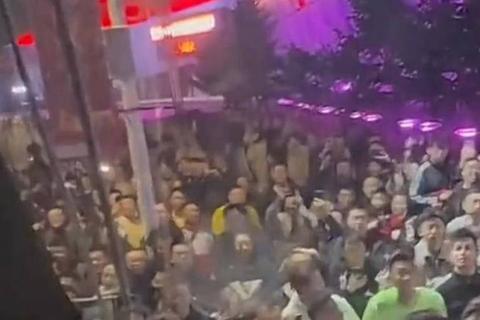 男篮中巴热身赛突发激烈冲突-赛场秩序失控引多方热议