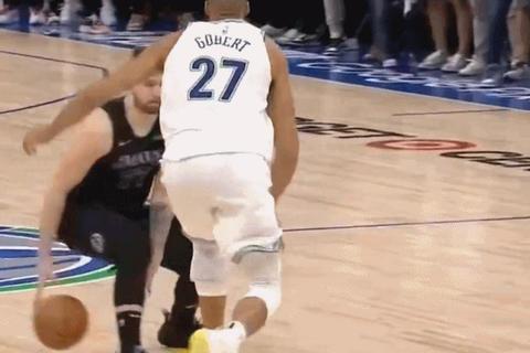 NBA走步争议频现_从规则演变看球员脚步合规性困局  第2张