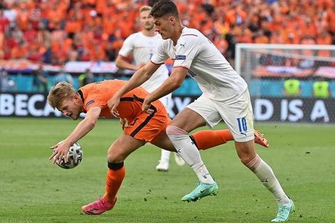 荷兰3-2逆转澳大利亚_德佩替补远射定胜局演绎激情对攻