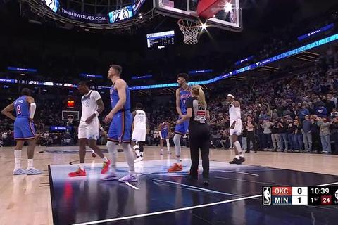 NBA打铁时刻：篮筐震颤下的拼搏与荣耀交响曲
