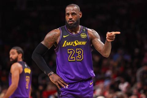 勒布朗詹姆斯现效力湖人队_生涯四万分领跑NBA