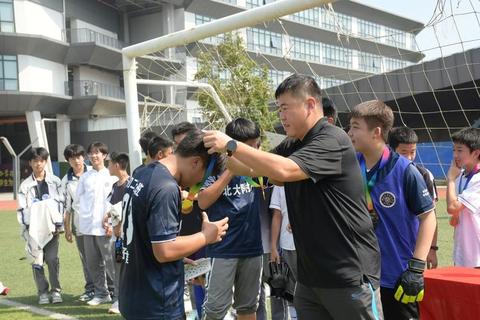 北大足球队_绿茵场上竞锋芒·燕园精神燃战魂