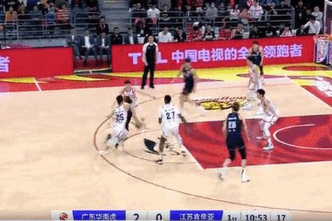 八一终结15连败：团队制胜克新疆_周琦高效难救主