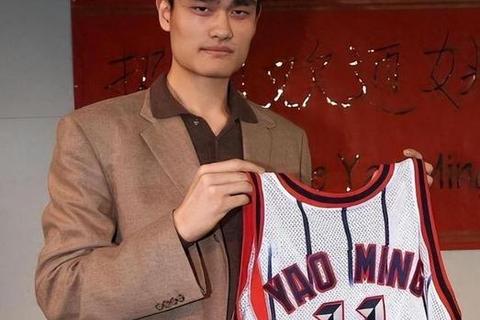 姚明球队名称解析-从NBA火箭到上海男篮的命名历程