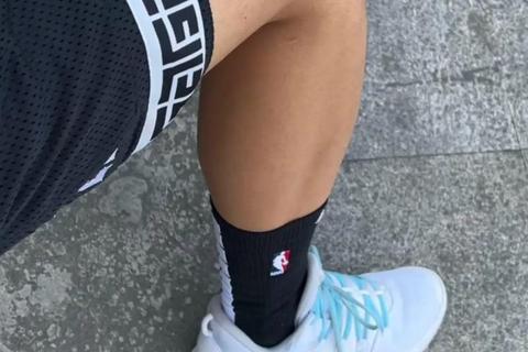NBA篮球袜-专业防滑透气设计助力球员赛场突破表现时刻