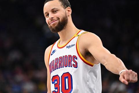 勇士三分风暴席卷NBA常规赛_库里率队冲击西部排名新巅峰