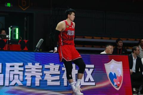 昔日冠军四川男篮陷连败泥潭：新星闪耀难挽颓势
