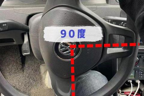F1方向盘转向角度解析：竞技精准操控的核心奥秘