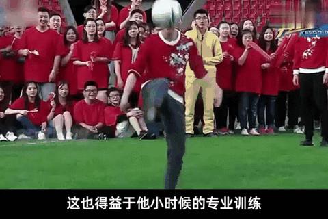 鹿晗：曼联死忠粉的足球情缘与明星光环