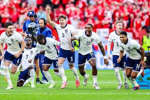 英格兰U19激战捷克青年军_绿茵新锐对决胜负悬念拉满