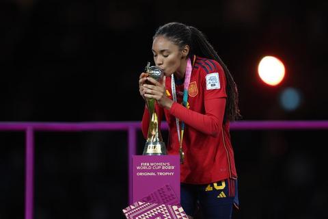 西班牙3-1逆转南非_点球红牌改写女足世界杯战局