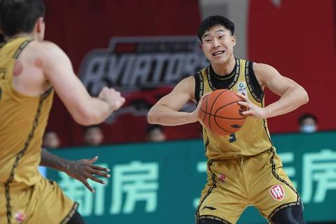 杨皓喆挂帅北控三人队_球员教练双重身份领衔